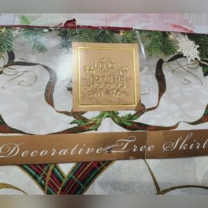 Lenox Holiday Tree Skirt with Gold and Green Accents